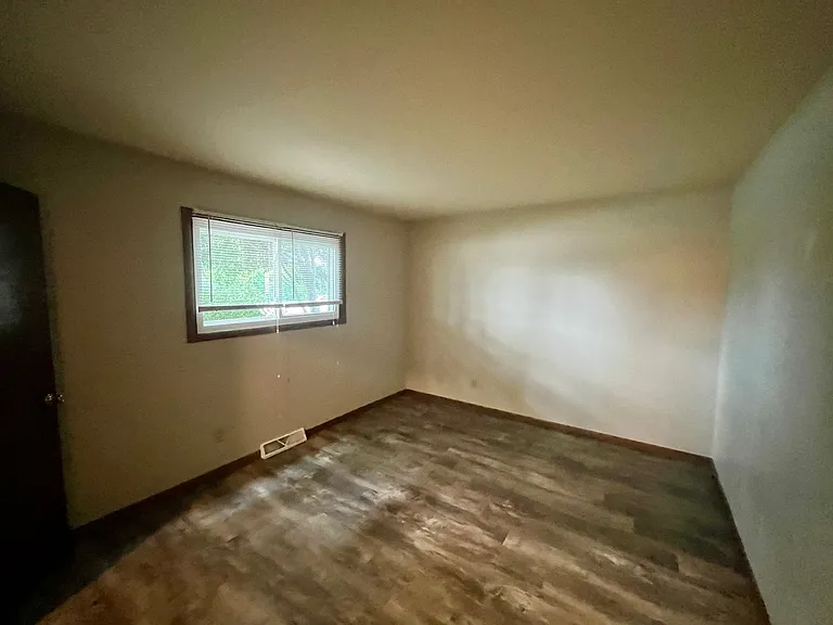 N114W15556 Sylvan Cir — Photo 11