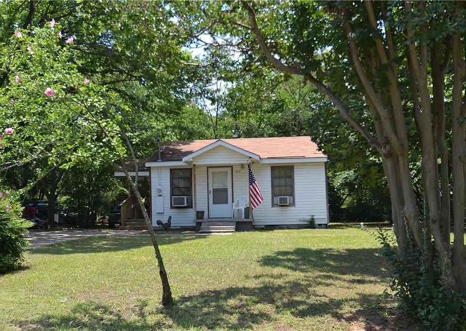 2nd image of 711 Riverwood Rd