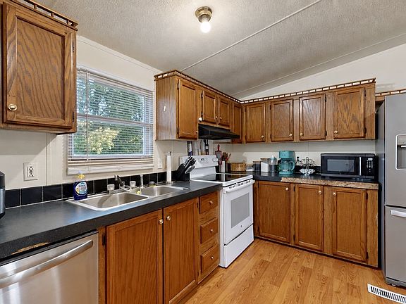 5th image of 994 Pointe Ln