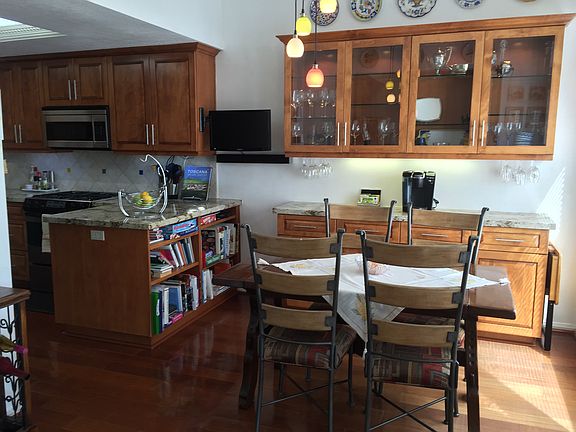Beautifully upgraded eat-in kitchen