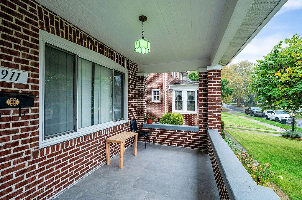 3 bed, 1296 sqft, $2,000 — Photo 3