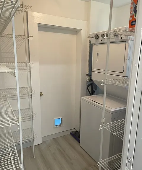 Walk-in pantry and full size washer/dryer
