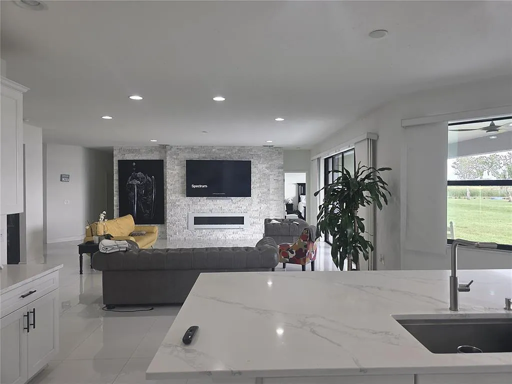 4 bed, 3.0 bath, 2835 sqft, $3,100 — Photo 4