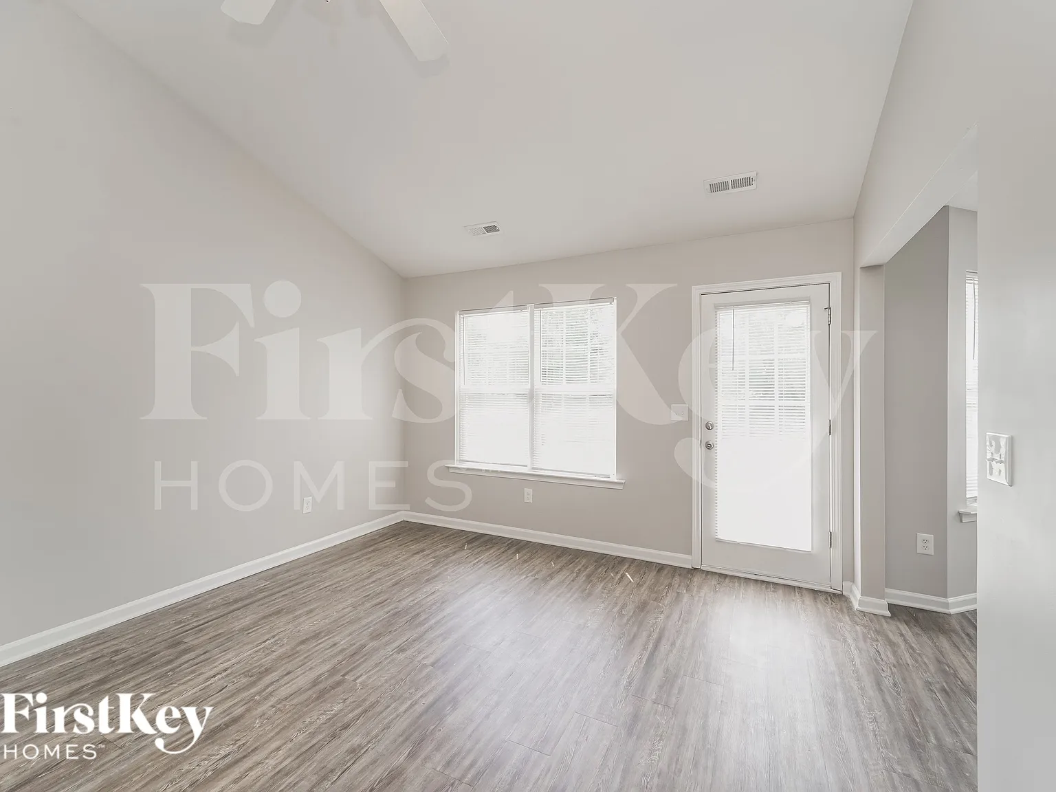 3 bed, 2.0 bath, 1228 sqft, $1,900 — Photo 4