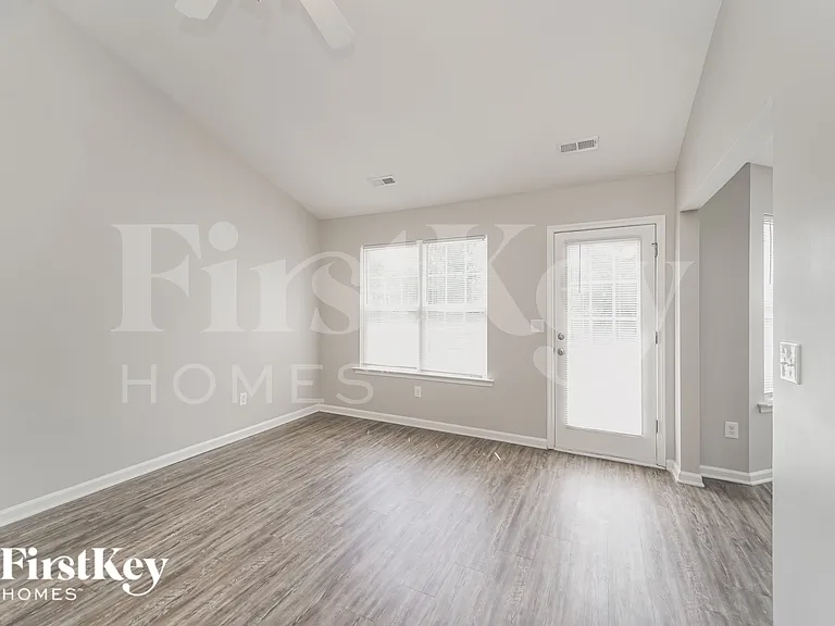 916 Lakehill Rd — Photo 4