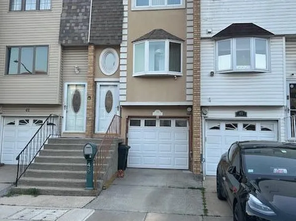 45 Daffodil Ct, Staten Island, NY 10312
