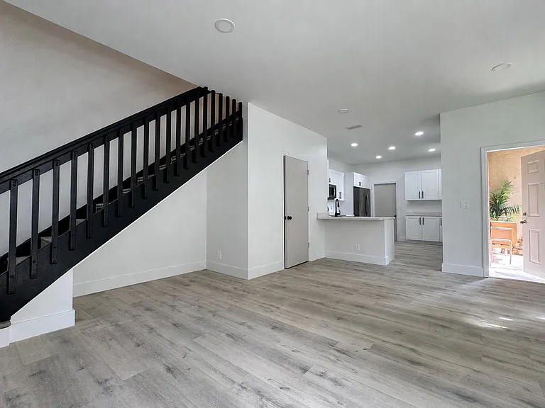 2050 Madeira Dr — Photo 3