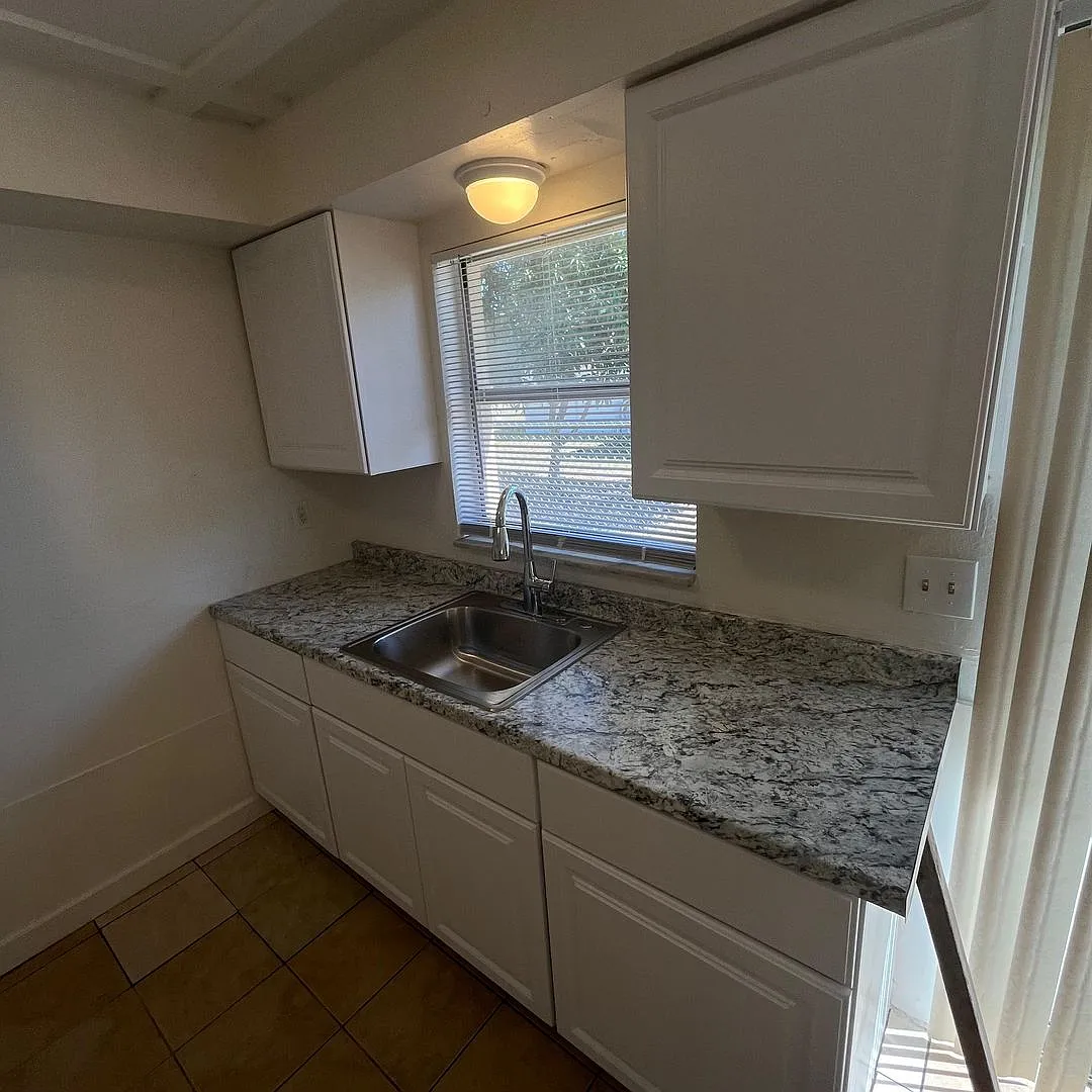 Fort Myers ** 2 Bed-1 Bath Unfurnished First Floor Apartment Available For A Long-Term Tenant ** ... — Photo 2