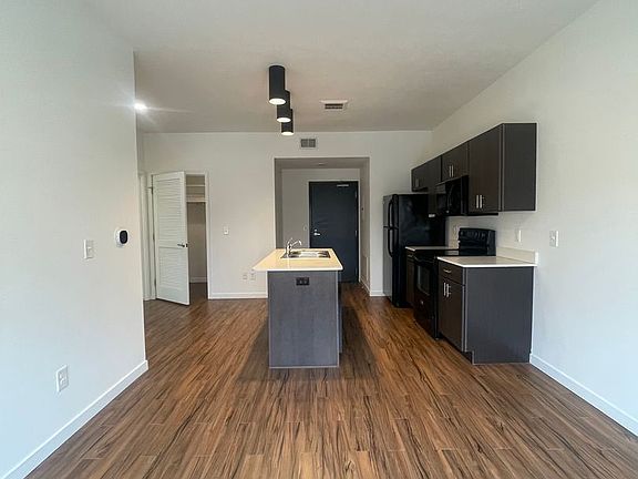 3rd image of 1555 Wealthy St SE #305