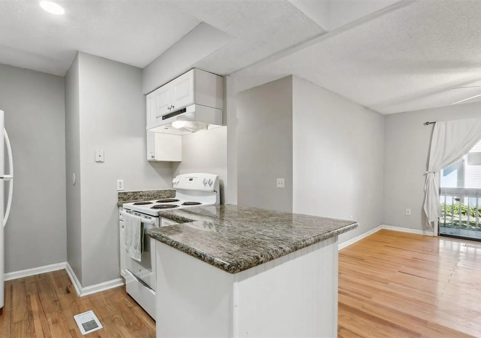 Charming 2BR Condo Walk to the Beach! First Floor Unit with Upgrades & Amenities — Photo 4