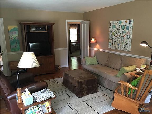 4th image of 449 Oakwood Ave