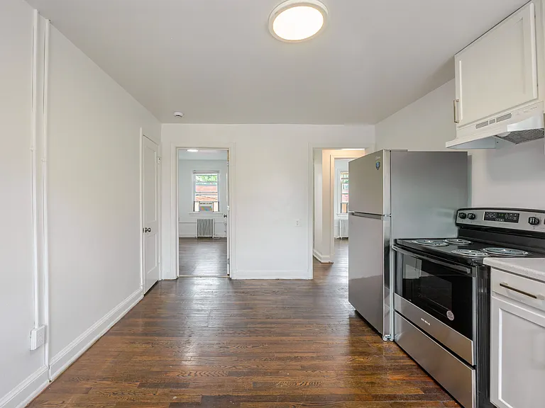 2425 E St NE #4 — Photo 2