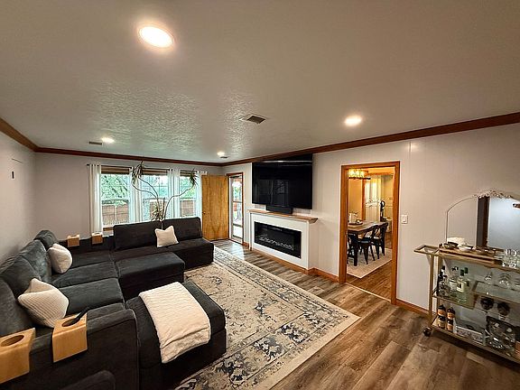 3rd image of 906 Conklin St