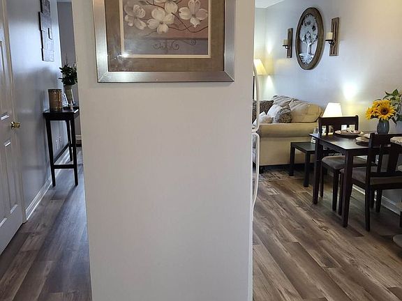 2nd image of 104 Autumn Creek Ln