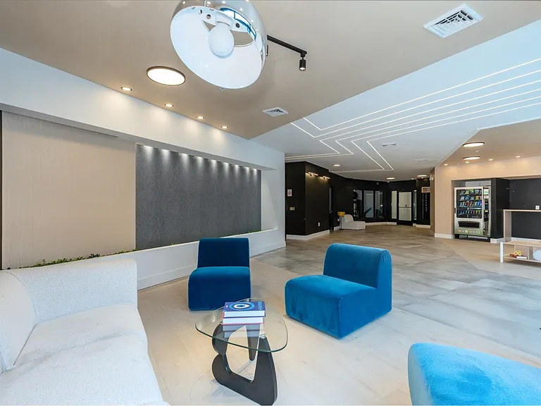 Q10 Luxury Apartments — Photo 42