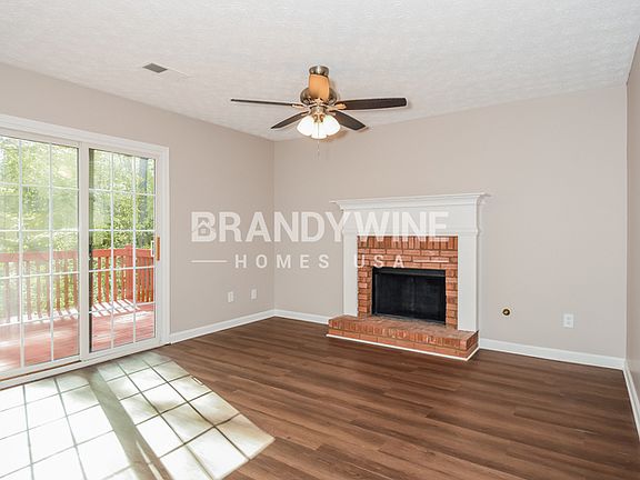 5th image of 215 Toulouse St
