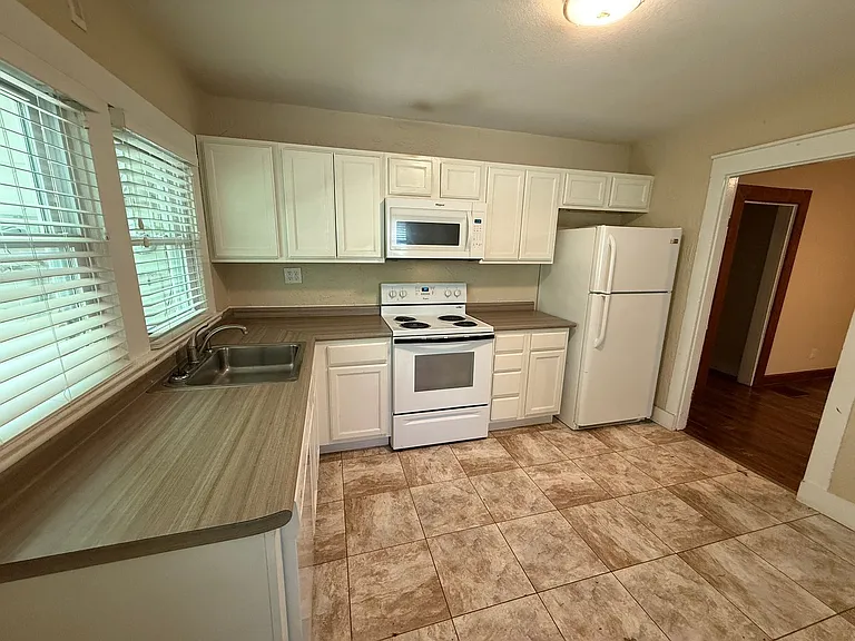 1209 S Lincoln St — Photo 2