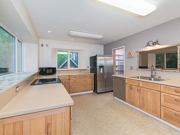 3rd image of 981 Union Dr