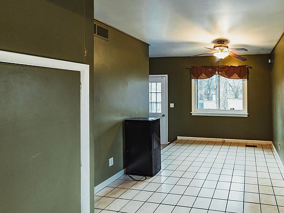 5th image of 1809 S Kenmore Dr