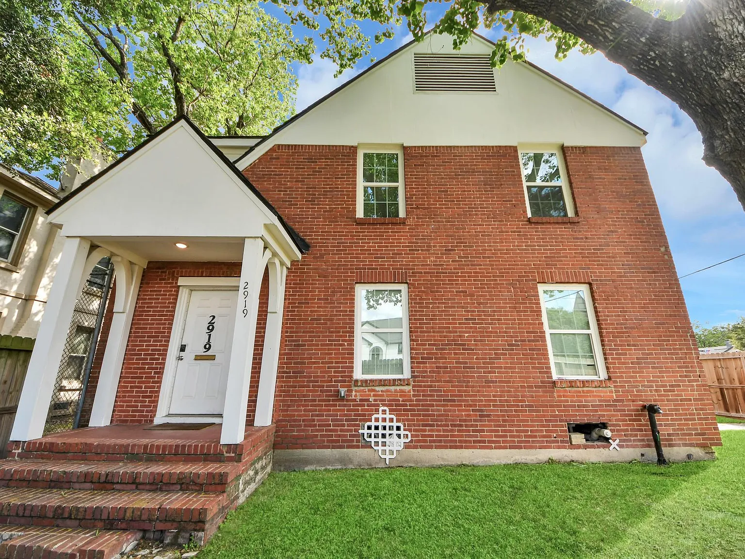 3 bed, 2.0 bath, 3018 sqft, $2,000 — Photo 1