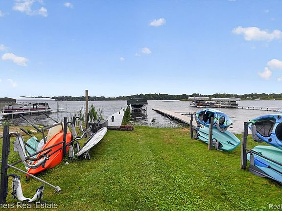 3rd image of 3937 Highcrest Dr