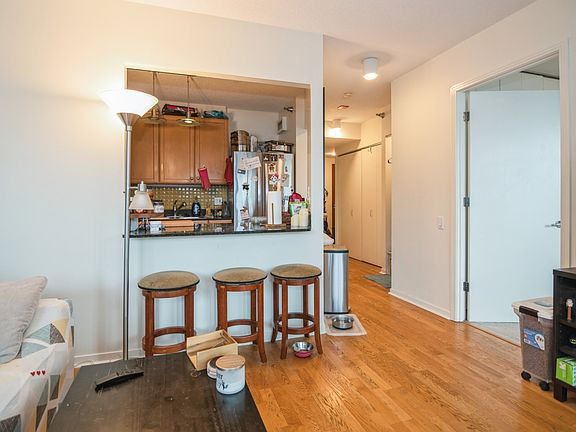 4th image of 400 N La Salle Dr APT 2012