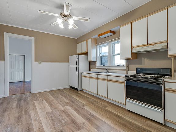 2nd image of 325 W Jackson St APT 1E
