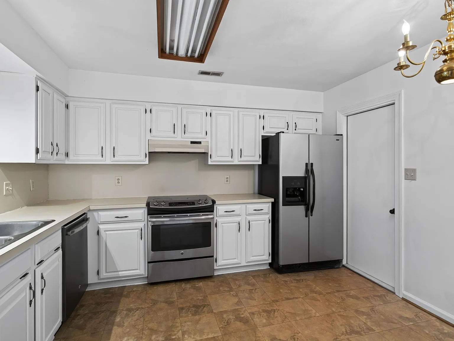 3 bed, 1658 sqft, $2,395 — Photo 4