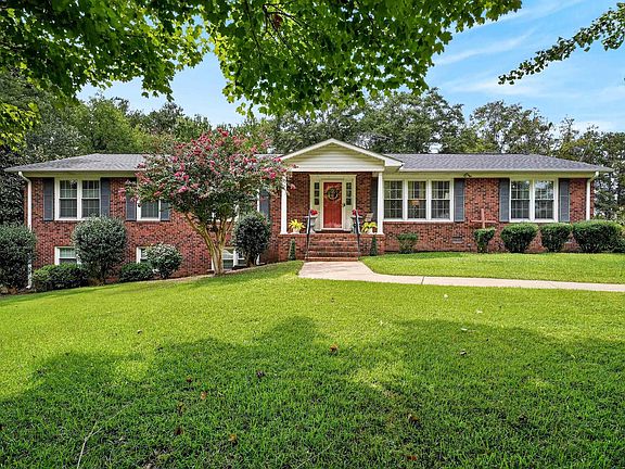 2nd image of 221 Fernbrook Cir