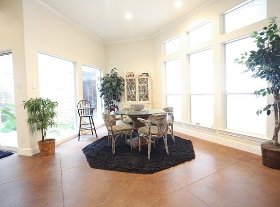 3rd image of 20 Emerald Gardens Dr
