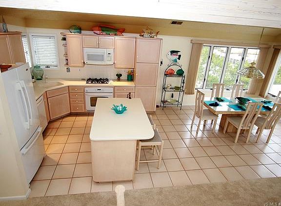 5th image of 150 Long Beach Blvd #B