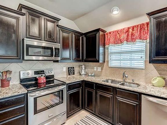 5th image of 117 Lacy Oak Ln
