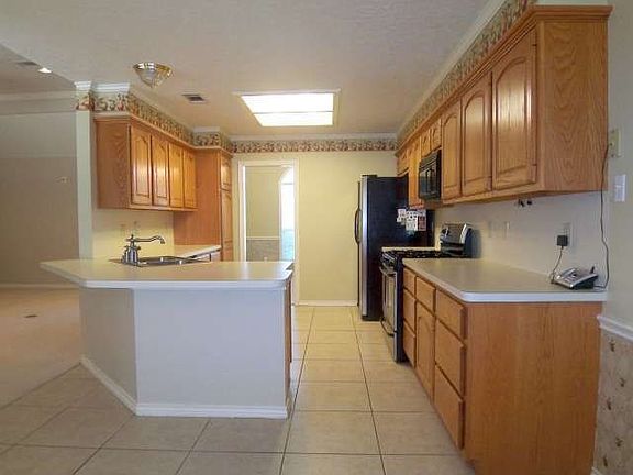 3rd image of 714 Honeysuckle Ln