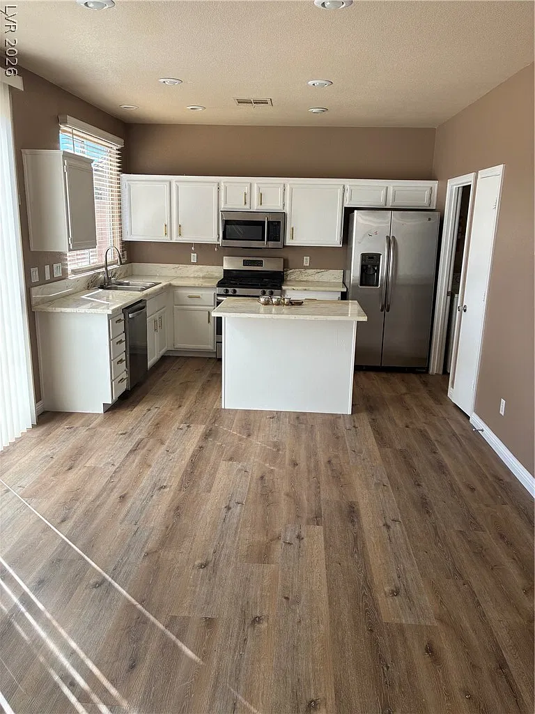 3 bed, 2.5 bath, 1989 sqft, $2,195 — Photo 2