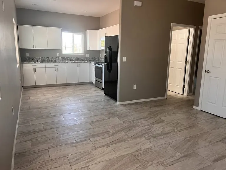 834 W Roger Rd #2 — Photo 11