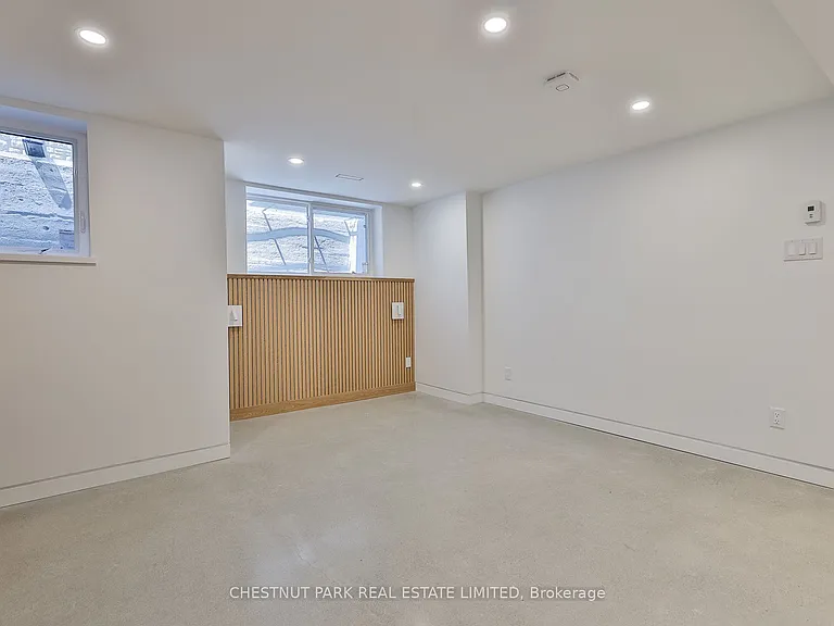21 Douglas Cres — Photo 35