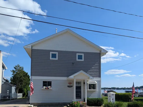 10240 W Ferndale Dr, Manitou Beach, MI 49253