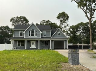 37 Pentmoor Dr, Mastic, NY 11950