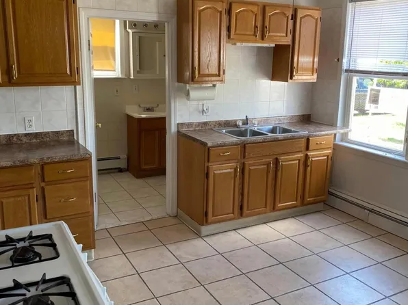 31 School St #1F, Cumberland, RI 02864