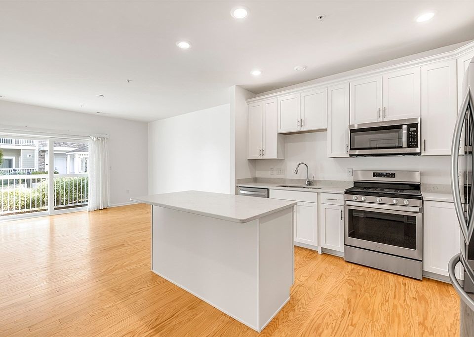 1st image of 120 University Ave #2102