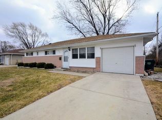 560 Geronimo St, Hoffman Estates, IL 60169