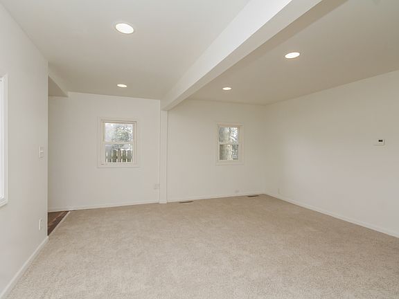3rd image of 1107 E Joliet St