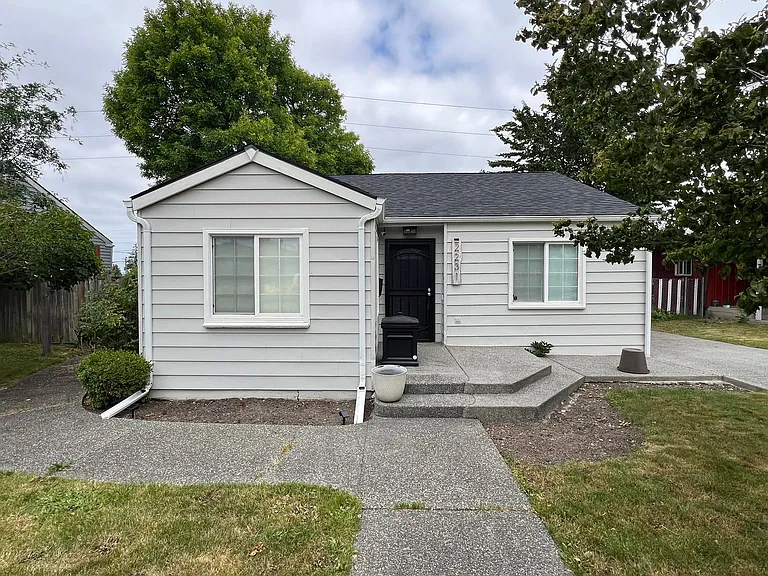 2231 E Wright Ave — Photo 1
