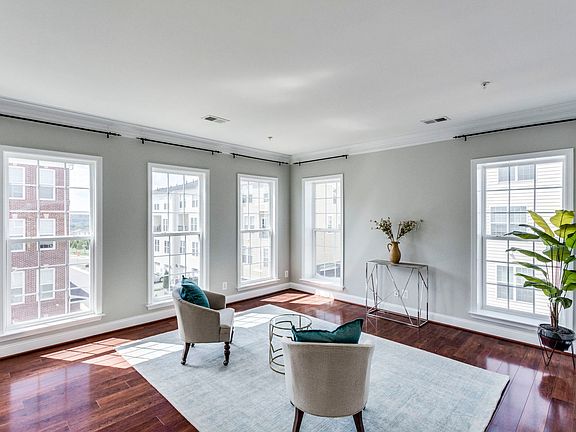 4th image of 20633 Sibbald Sq