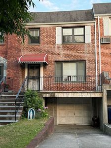 6816 61st Rd, Middle Village, NY, 11379