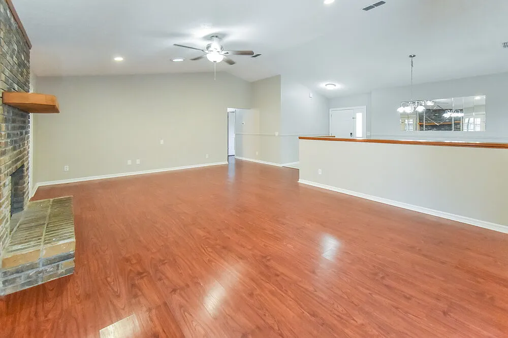 3 bed, 2.0 bath, 1647 sqft, $2,305 — Photo 4