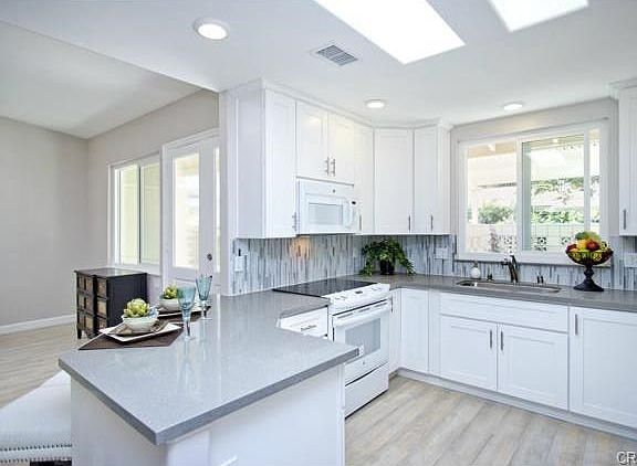 LARGE KITCHEN LENDS ITSELF TO PERFECT ENTERTAINING