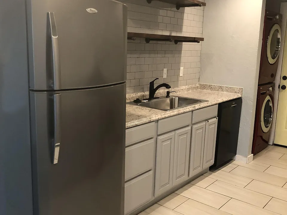 821 E Lindsey St #1