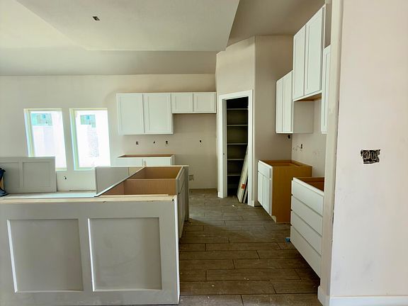 3rd image of 3889 Perspective St