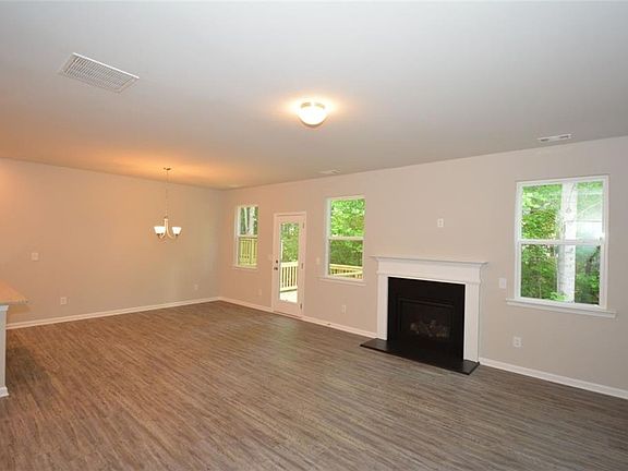 3rd image of 305 Pinewood Dr